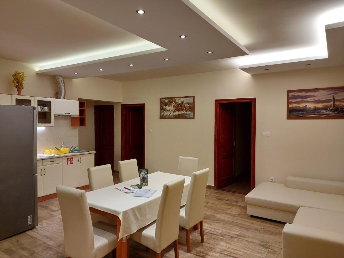 Nyarfas Vendeghaz Hotel Szeged Exterior photo