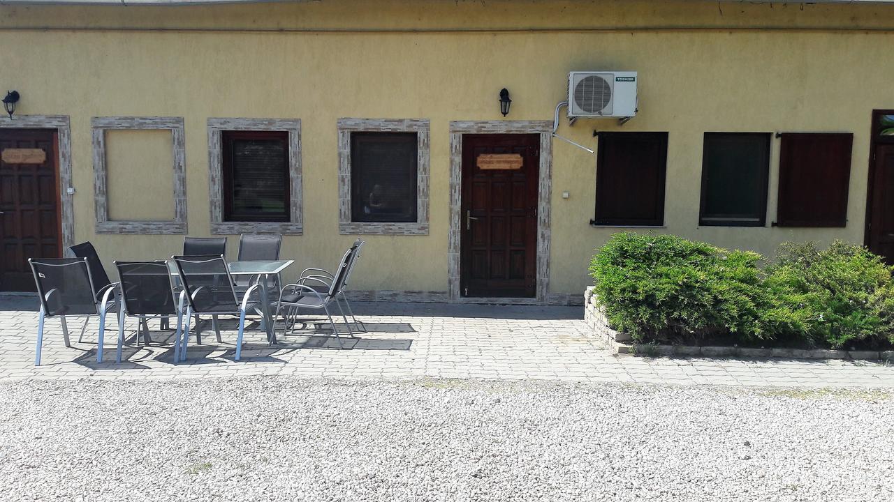 Nyarfas Vendeghaz Hotel Szeged Exterior photo