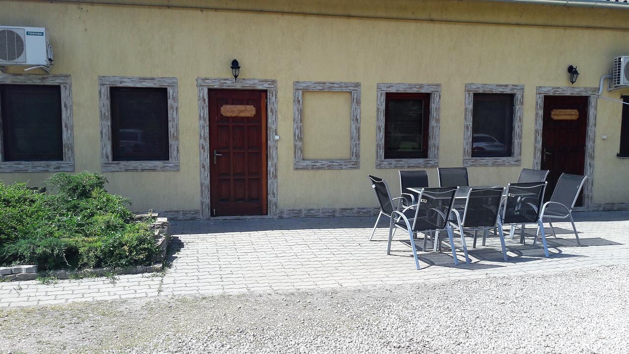 Nyarfas Vendeghaz Hotel Szeged Exterior photo